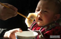 “中国式喂饭”会让孩子的脾胃越来越弱宝宝：求你手下留情